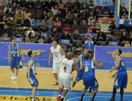 Darian Townes and Leon Williams battle it out.