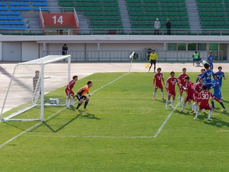 Yongin on the attack.